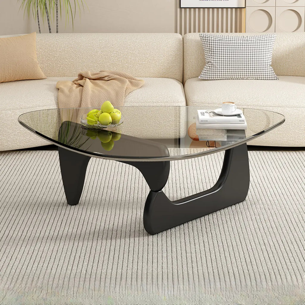 Mesa de centro triangular em madeira com tampo de vidro