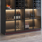 Credenza portabottiglie minimalista in legno nero con anta in vetro