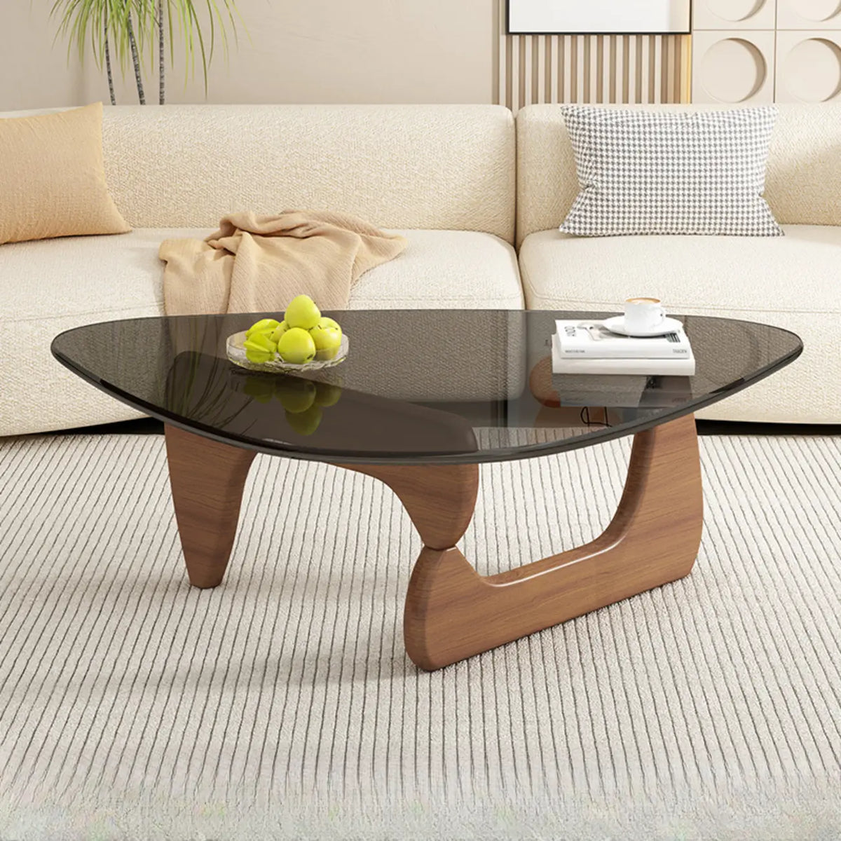 Mesa de centro triangular em madeira com tampo de vidro