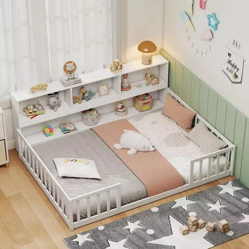 Letto a pavimento Montessori Twin/Full con libreria, ripiani contenitore e sponde di sicurezza, bianco/grigio
