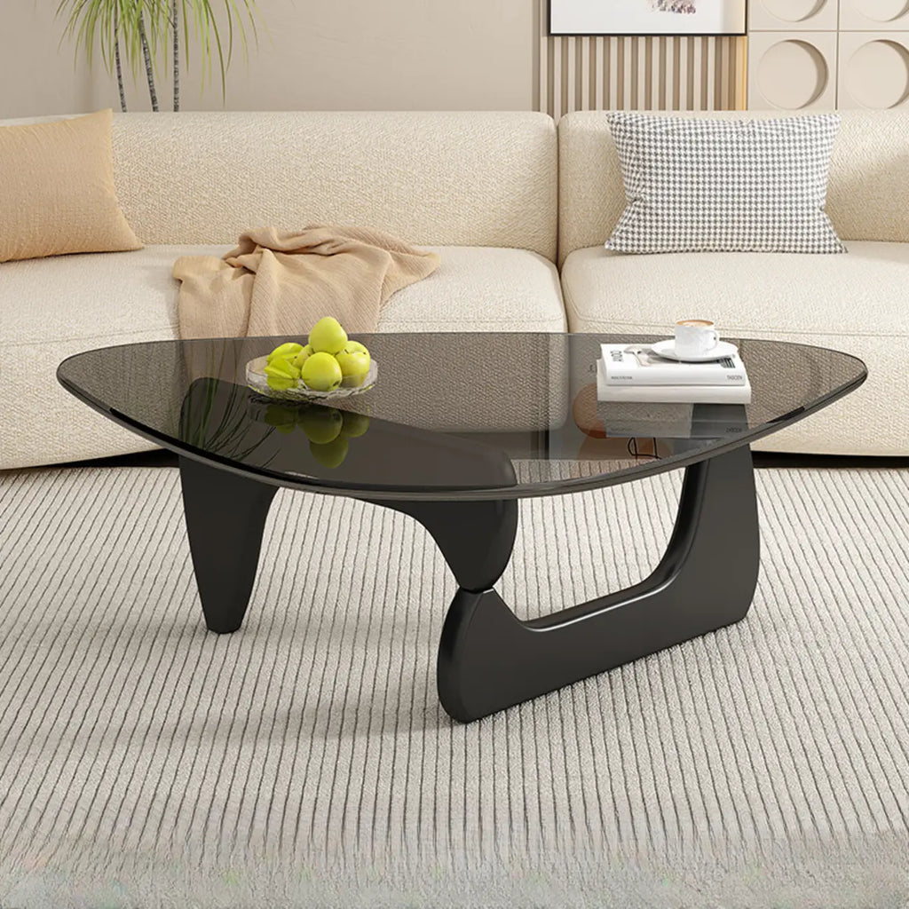 Mesa de centro triangular em madeira com tampo de vidro