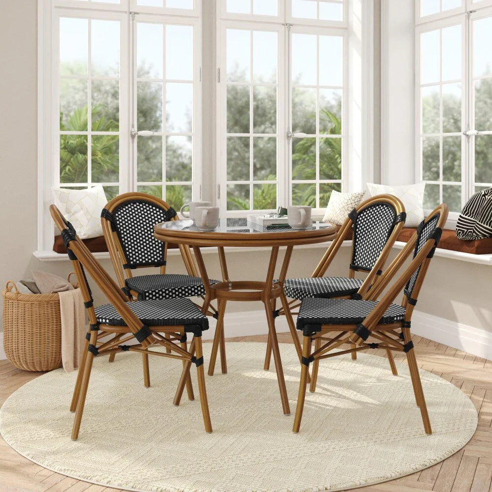 Ensemble bistro commercial intérieur/extérieur avec table et quatre chaises
