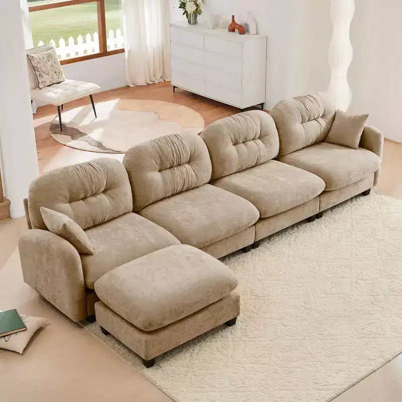 Divano componibile modulare beige a L in tessuto di ciniglia con pouf e base in legno di alta qualità per soggiorni