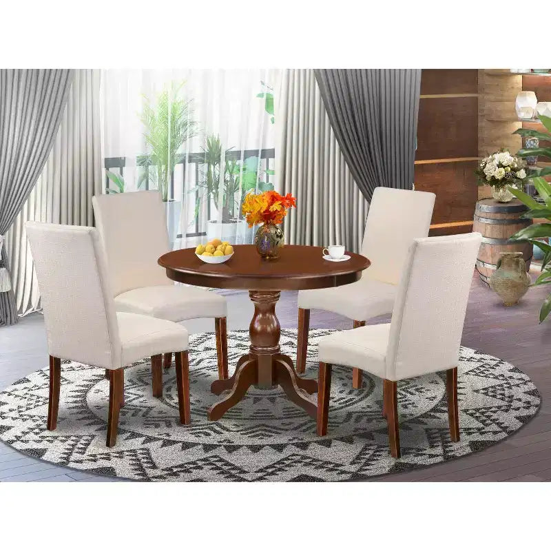 Tavolo da pranzo HomeStock da 5 pezzi con piano in legno massello e finitura mogano con 4 sedie