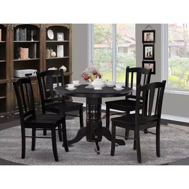 Tavolo da pranzo HomeStock a 5 pezzi, con ripiano in legno massello e finitura nera, e 4 sedie
