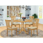 Tavolo da pranzo HomeStock con piano rotondo in legno massello e 4 sedie, finitura rovere naturale, 5 pezzi