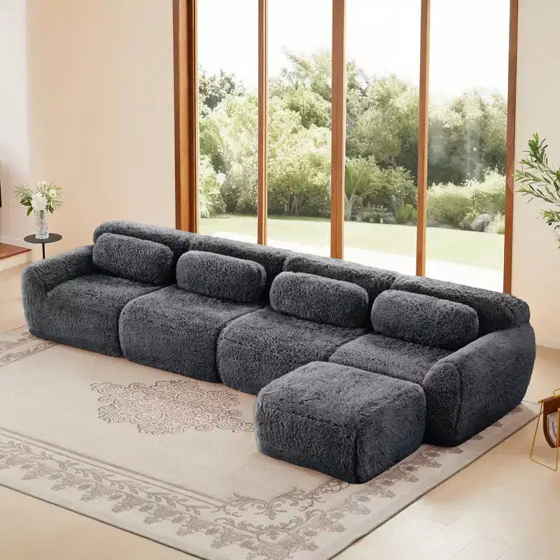 Divano componibile a L da 149 pollici in tessuto felpato color cachi chiaro, con cuscini decorativi e pouf (collegamento con fibbie)