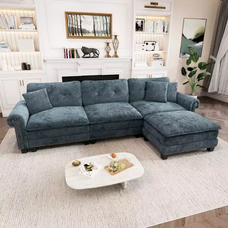 Divano da interno imbottito Captiva Designs con pouf, struttura in legno massello, seduta con molle insacchettate e cuscini decorativi