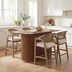 Christopher Knight Home Mirae Sgabelli da bancone Mid-Century Modern in rattan e legno di gomma, 5 pezzi, con tavolo da bancone a flauto