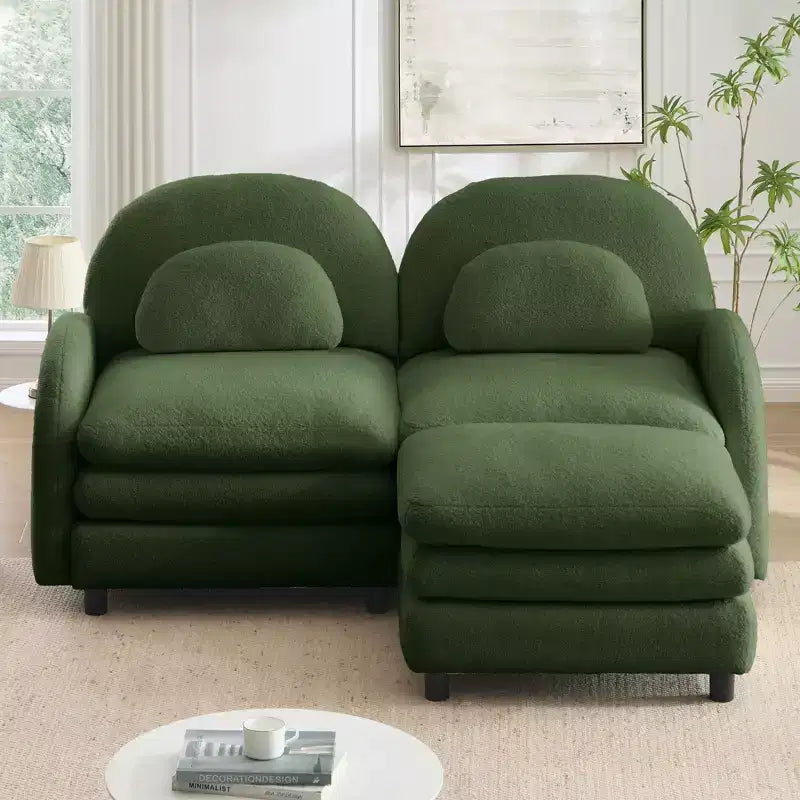 Divano sezionale moderno Steini 117 a 2 posti in tessuto orsetto con cuscini lombari curvi e pouf mobile GDFStudio