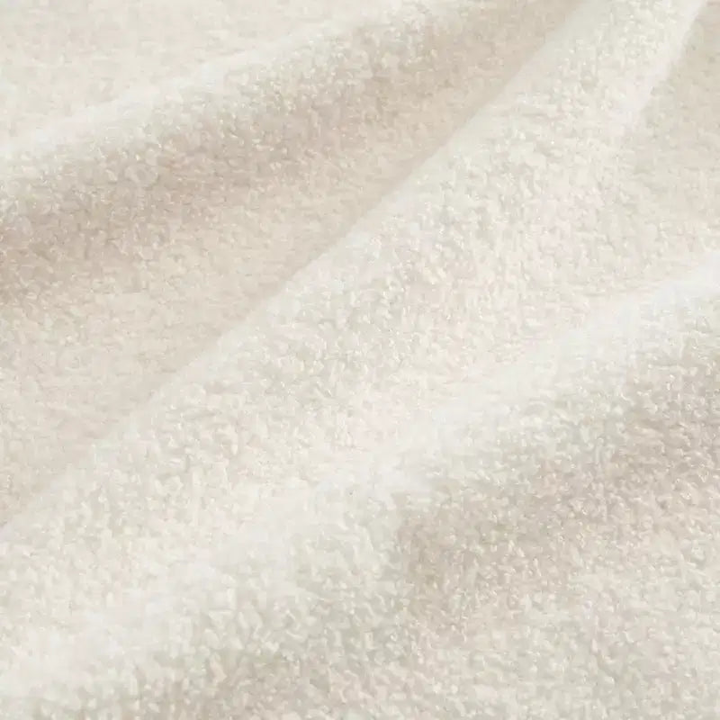 Divano sezionale moderno Steini 117 a 2 posti in tessuto orsetto con cuscini lombari curvi e pouf mobile GDFStudio