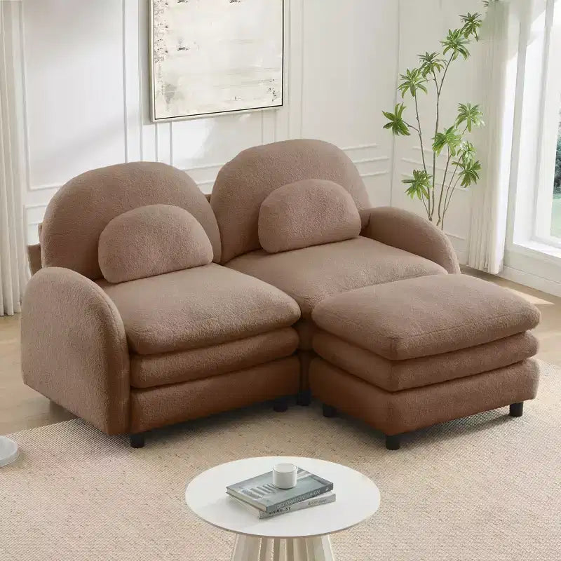 Sofá seccional GDFStudio Steini Modern 117 de 2 lugares, estofado em tecido teddy, com almofadas lombares curvas e pufe amovível