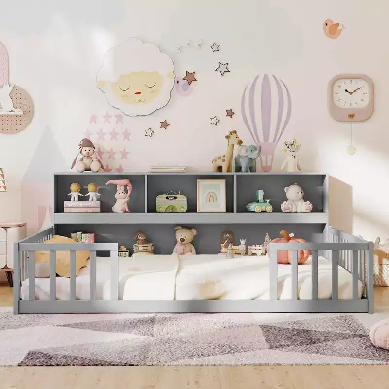 Letto a pavimento Montessori Twin/Full con libreria, ripiani contenitore e sponde di sicurezza, bianco/grigio