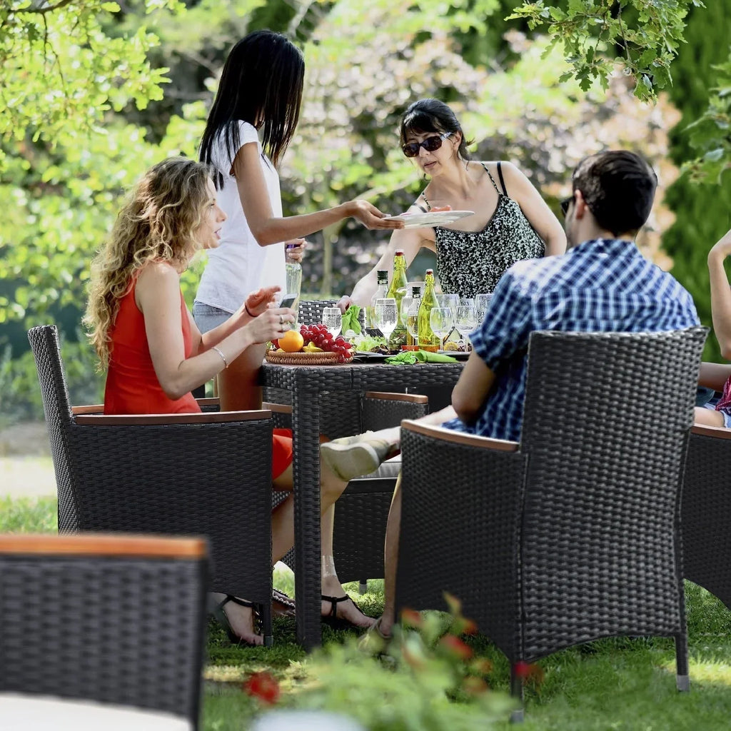Set da pranzo da esterno Lacoo in vimini PE e legno di acacia