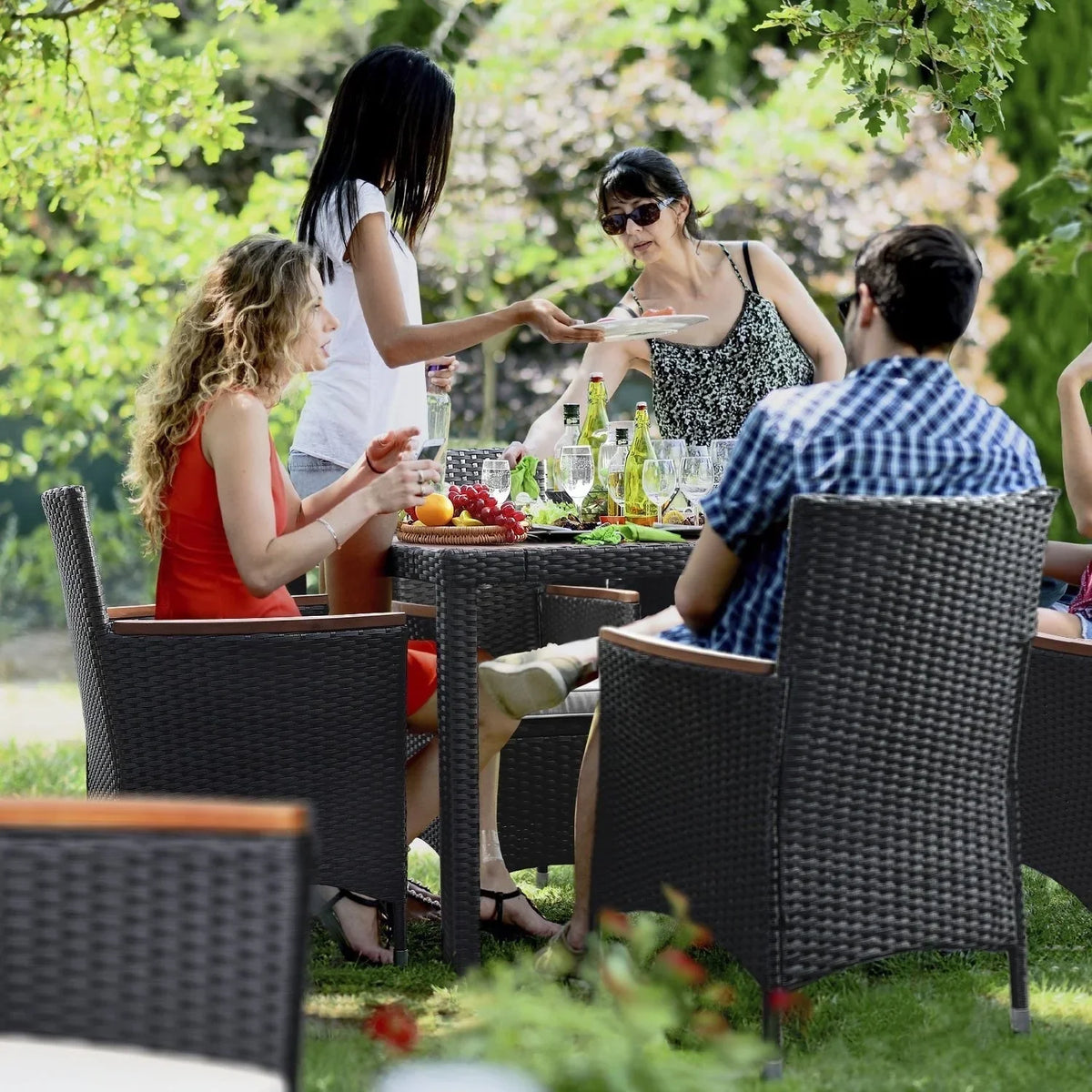 Set da pranzo da esterno Lacoo in vimini PE e legno di acacia