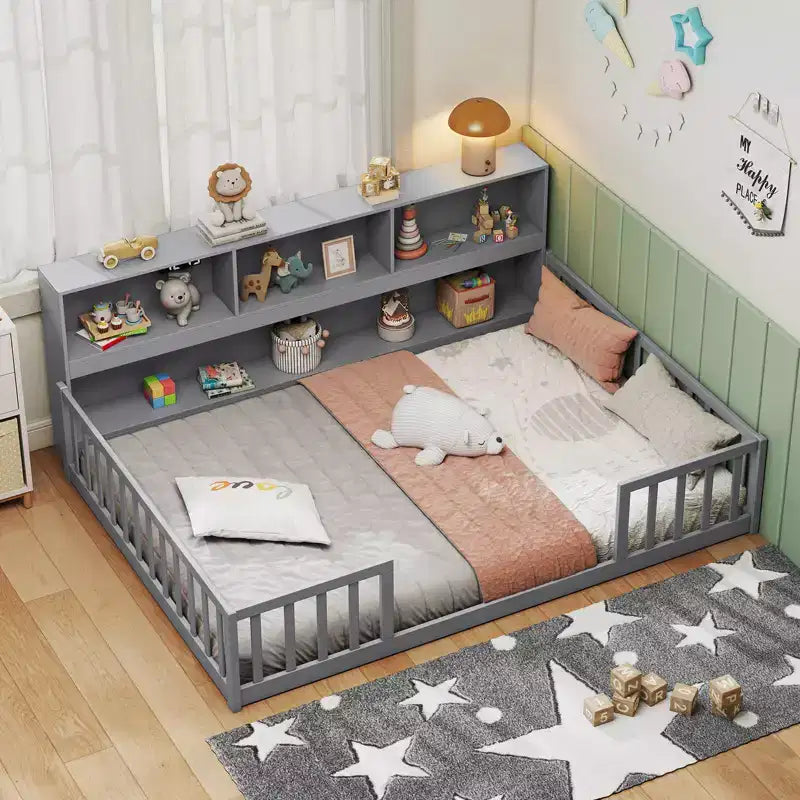 Letto a pavimento Montessori Twin/Full con libreria, ripiani contenitore e sponde di sicurezza, bianco/grigio