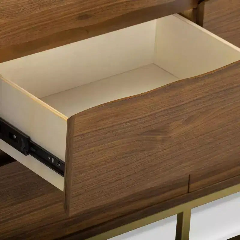 Cassettiera moderna a 6 cassetti con design a bordo vivo, base in metallo e struttura resistente in legno misto