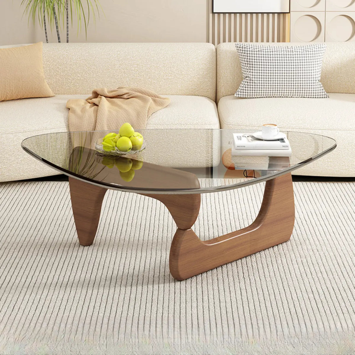 Mesa de centro triangular em madeira com tampo de vidro