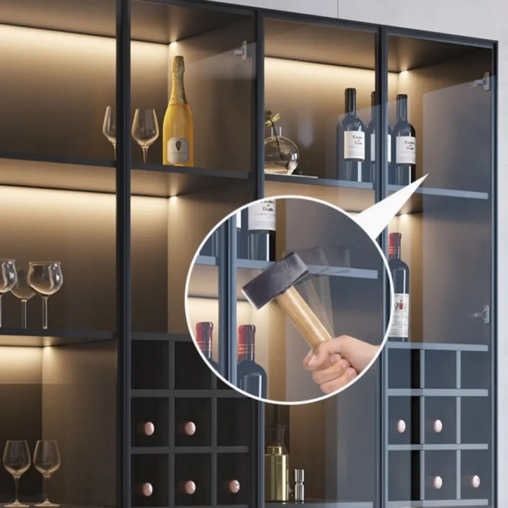 Credenza portabottiglie minimalista in legno nero con anta in vetro