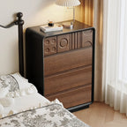 Commode en bois inspirée de l’Art déco avec motifs géométriques sculptés