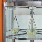 Meuble d’angle de rangement et d’exposition avec plusieurs niveaux, en verre et métal, pour bouteilles de vin