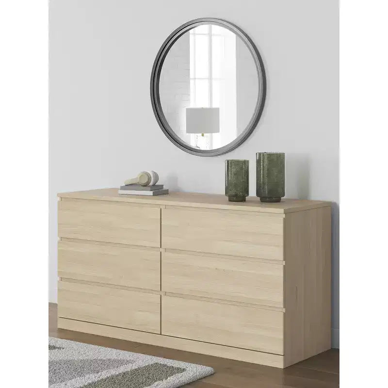Commode moderne à 6 tiroirs Onita Signature Design by Ashley, finition bois brun naturel, conception sans poignées