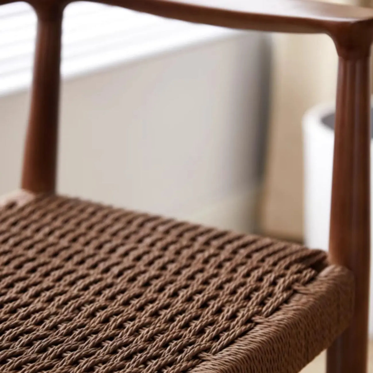Sedia da pranzo scandinava in legno curvato con seduta intrecciata e braccioli