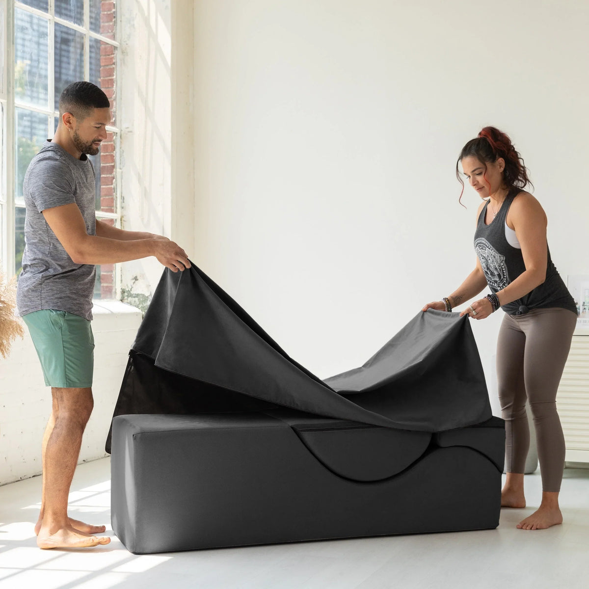 Méridienne convertible Avana Kami / yoga et massage – pouf 2-en-1 avec chaise longue de yoga pliable escamotable, microvelours – N/A