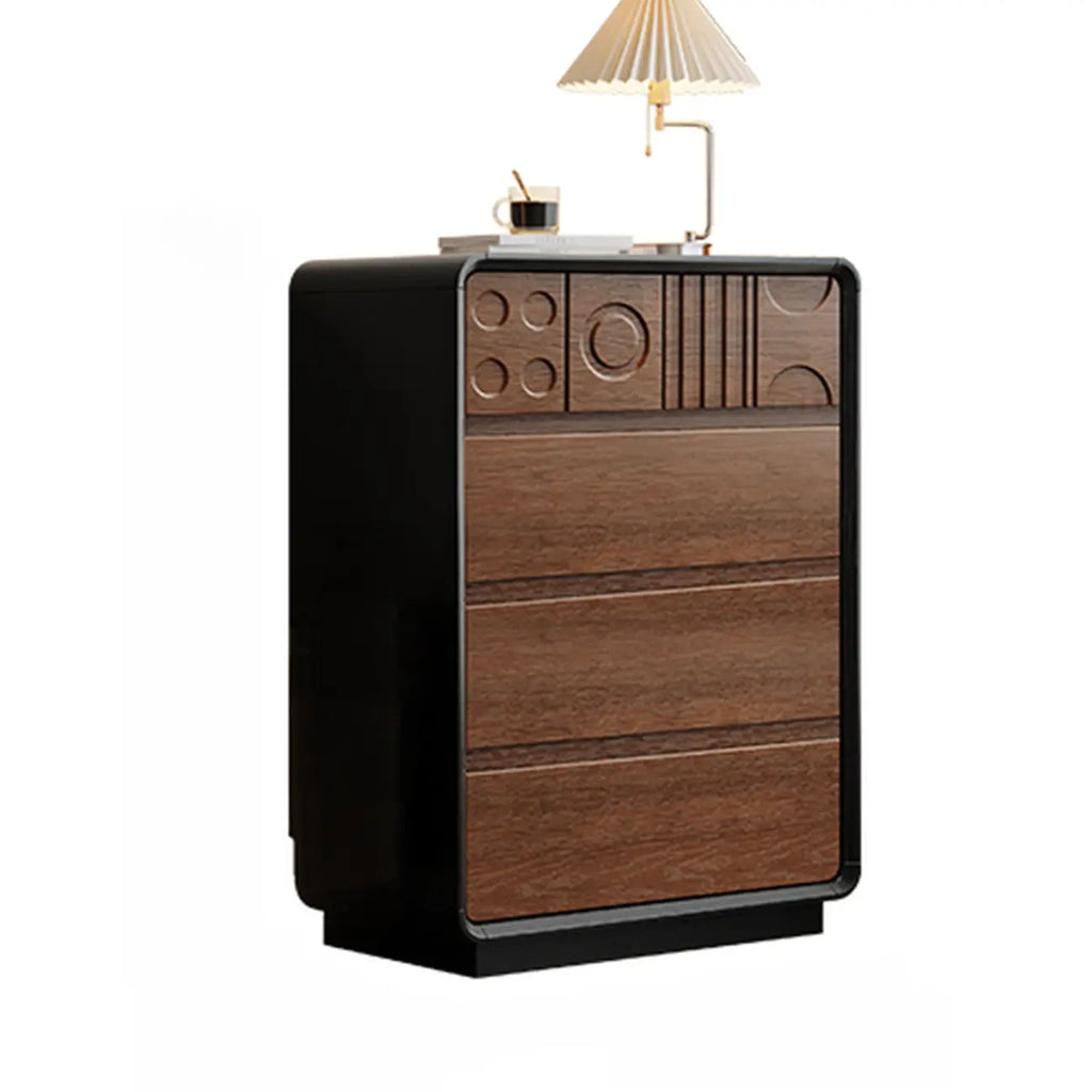 Commode en bois inspirée de l’Art déco avec motifs géométriques sculptés