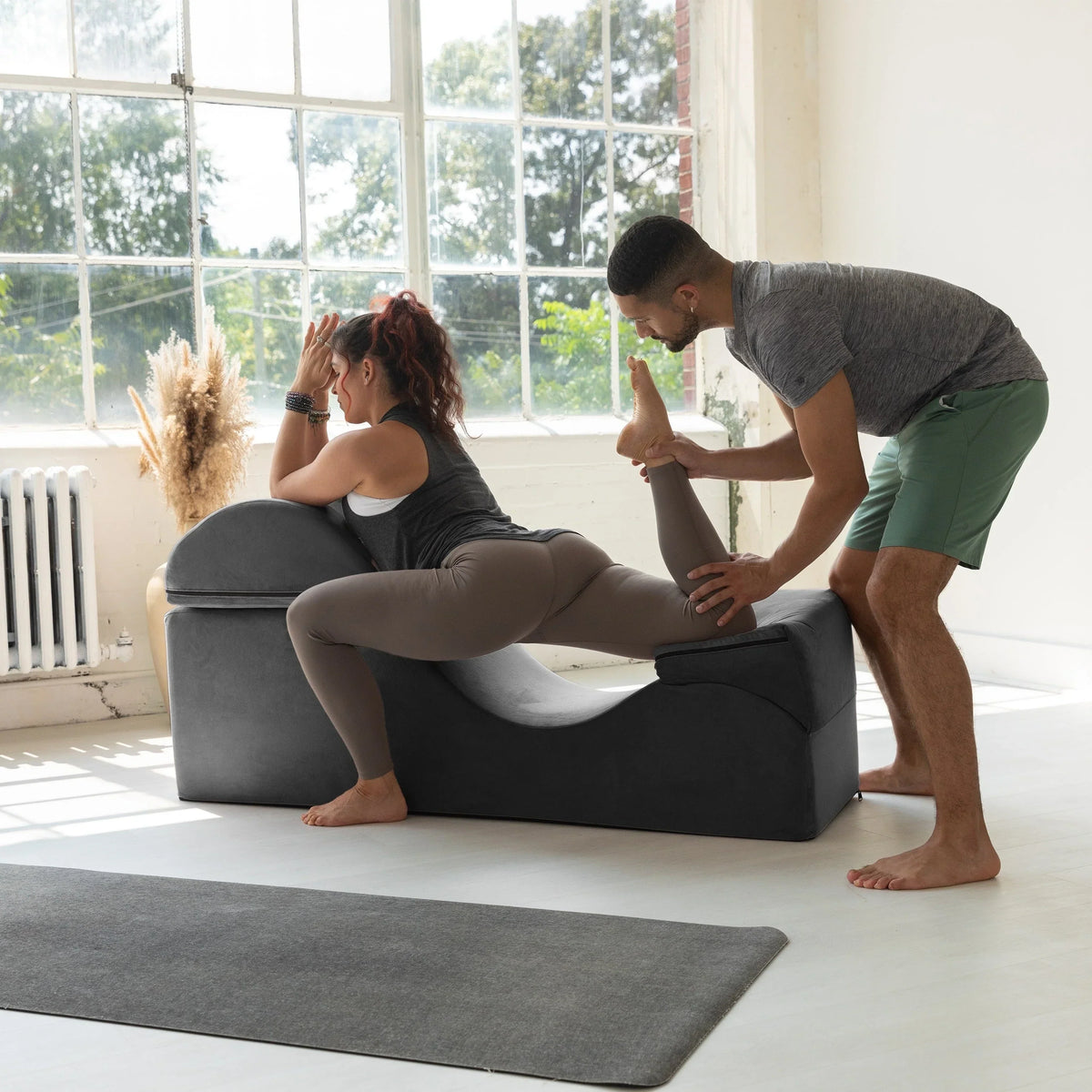 Méridienne convertible Avana Kami / yoga et massage – pouf 2-en-1 avec chaise longue de yoga pliable escamotable, microvelours – N/A