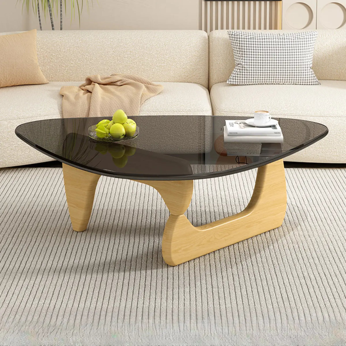 Mesa de centro triangular em madeira com tampo de vidro
