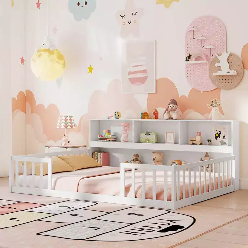 Letto a pavimento Montessori Twin/Full con libreria, ripiani contenitore e sponde di sicurezza, bianco/grigio