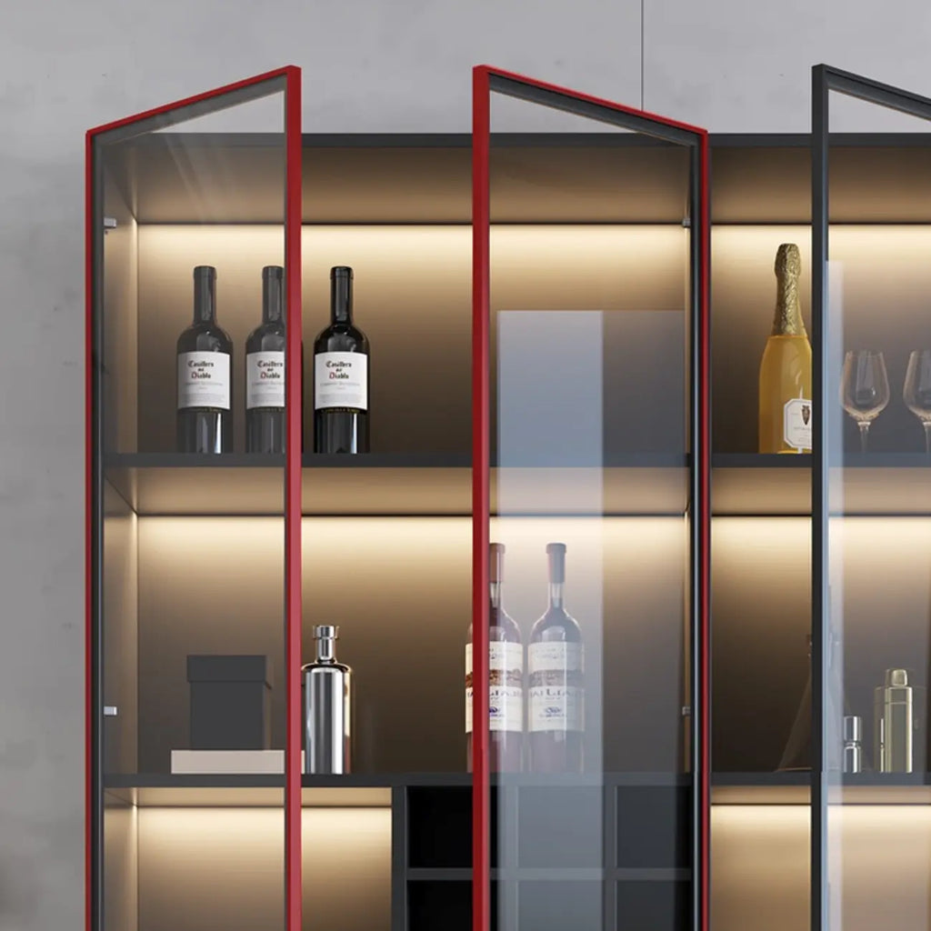 Credenza portabottiglie minimalista in legno nero con anta in vetro