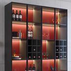Credenza portabottiglie minimalista in legno nero con anta in vetro