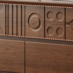 Commode en bois inspirée de l’Art déco avec motifs géométriques sculptés