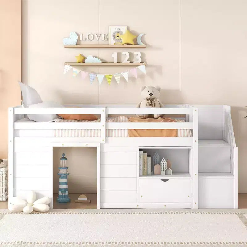 Letto soppalcato singolo Okak in legno massello con scale e spazio contenitore, letto a castello singolo basso con cassetti e ripiani, letto soppalcato multifunzionale per bambini e ragazzi