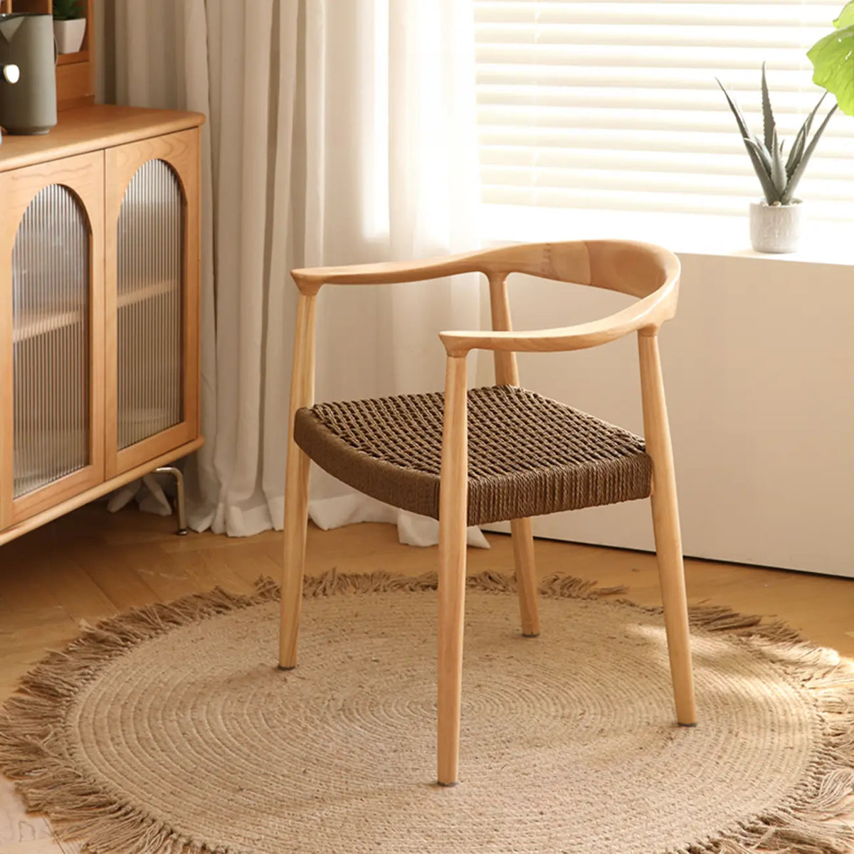 Sedia da pranzo scandinava in legno curvato con seduta intrecciata e braccioli