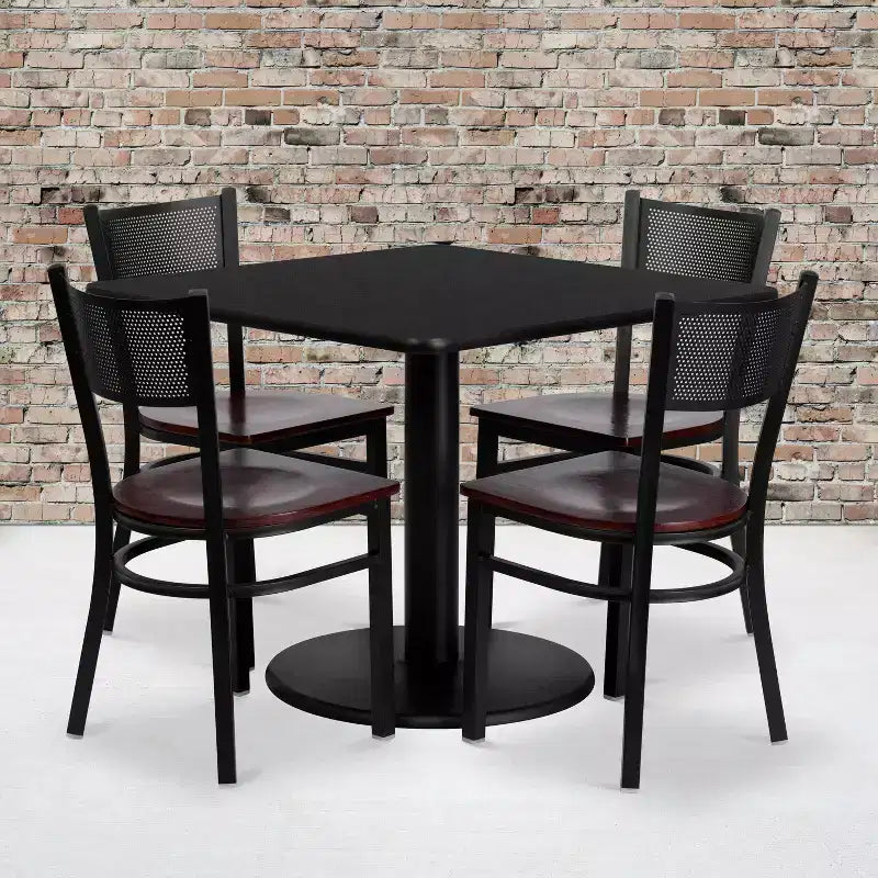 Set tavolo quadrato 36" nero in laminato Emma and Oliver, 4 sedie in metallo con schienale a griglia
