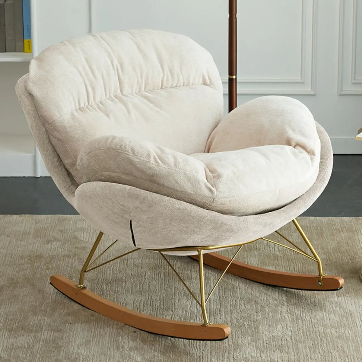 Sedia a dondolo moderna ed ergonomica rivestita in velluto per cameretta