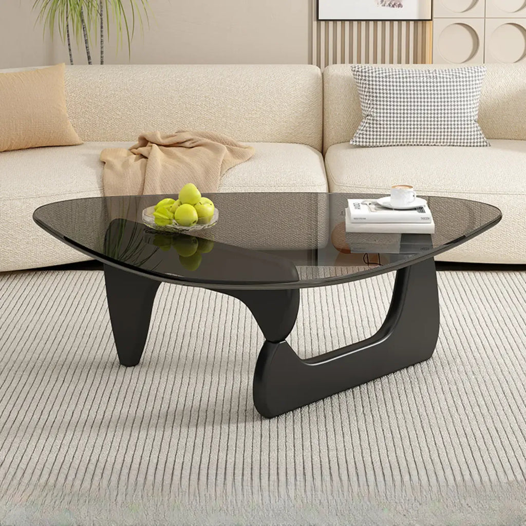 Mesa de centro triangular em madeira com tampo de vidro