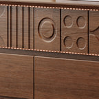Commode en bois inspirée de l’Art déco avec motifs géométriques sculptés
