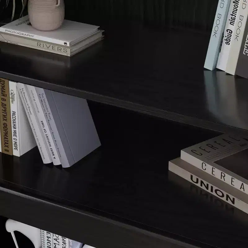 Armoire décorative haute de 62 po à porte en cannage noir, effet grain de bois, avec 12 étagères