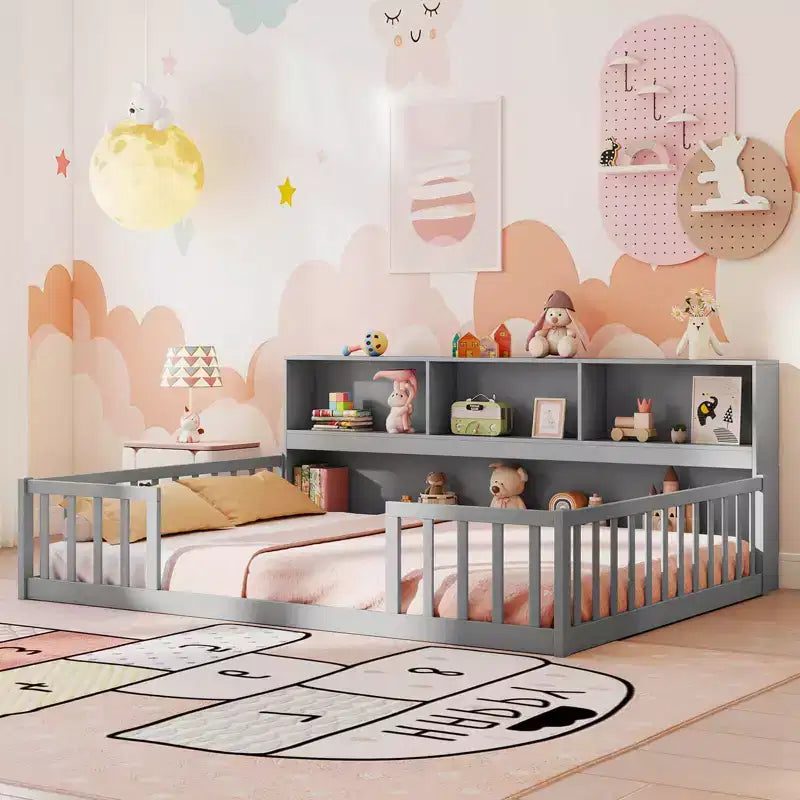 Letto a pavimento Montessori Twin/Full con libreria, ripiani contenitore e sponde di sicurezza, bianco/grigio
