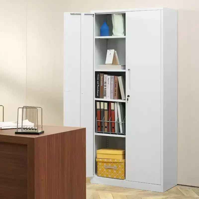 Armadio contenitore in metallo VEVOR, armadio contenitore in acciaio con serratura, 2 ante magnetiche e 4 ripiani regolabili, armadio in metallo da 71" con capacità di 200 lb, bianco