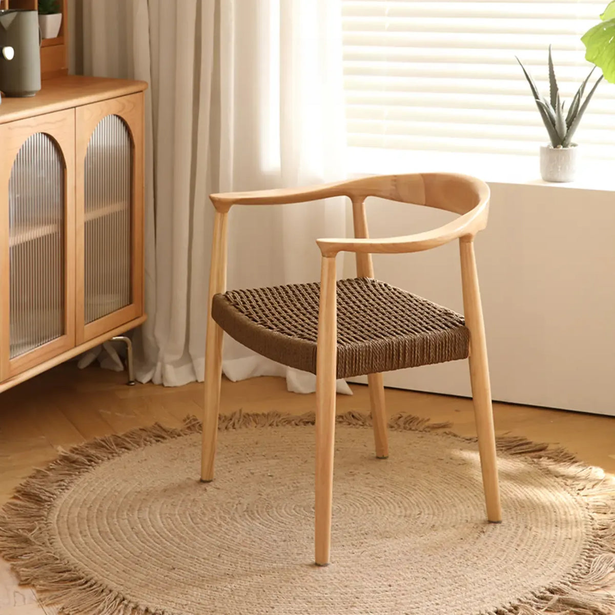 Sedia da pranzo scandinava in legno curvato con seduta intrecciata e braccioli