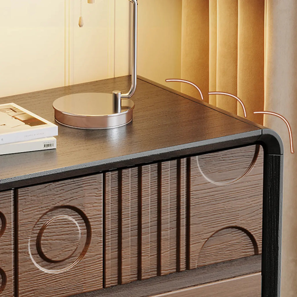 Commode en bois inspirée de l’Art déco avec motifs géométriques sculptés