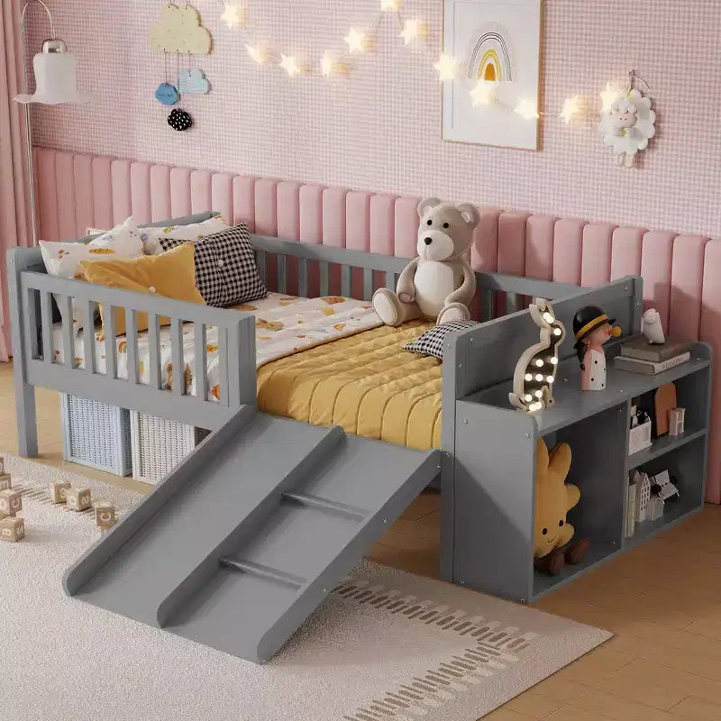 Cadre de lit mezzanine bas Whisen 1 place pour enfants avec toboggan, bibliothèque de rangement mobile et barrières de sécurité
