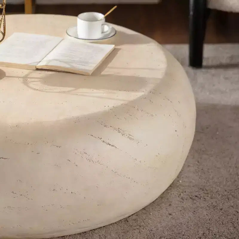 Table basse ronde en MgO avec finition imitation pierre pour salons modernes du milieu du siècle
