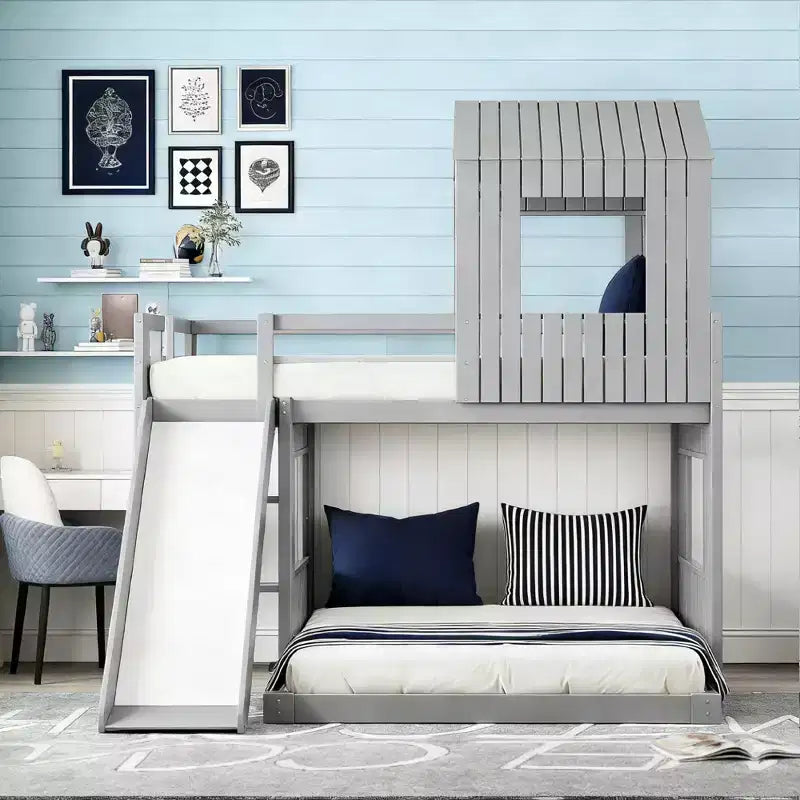 Lit superposé en bois Luxystar avec couchage supérieur une place et inférieur deux places, maisonnette, toboggan et barrières de sécurité