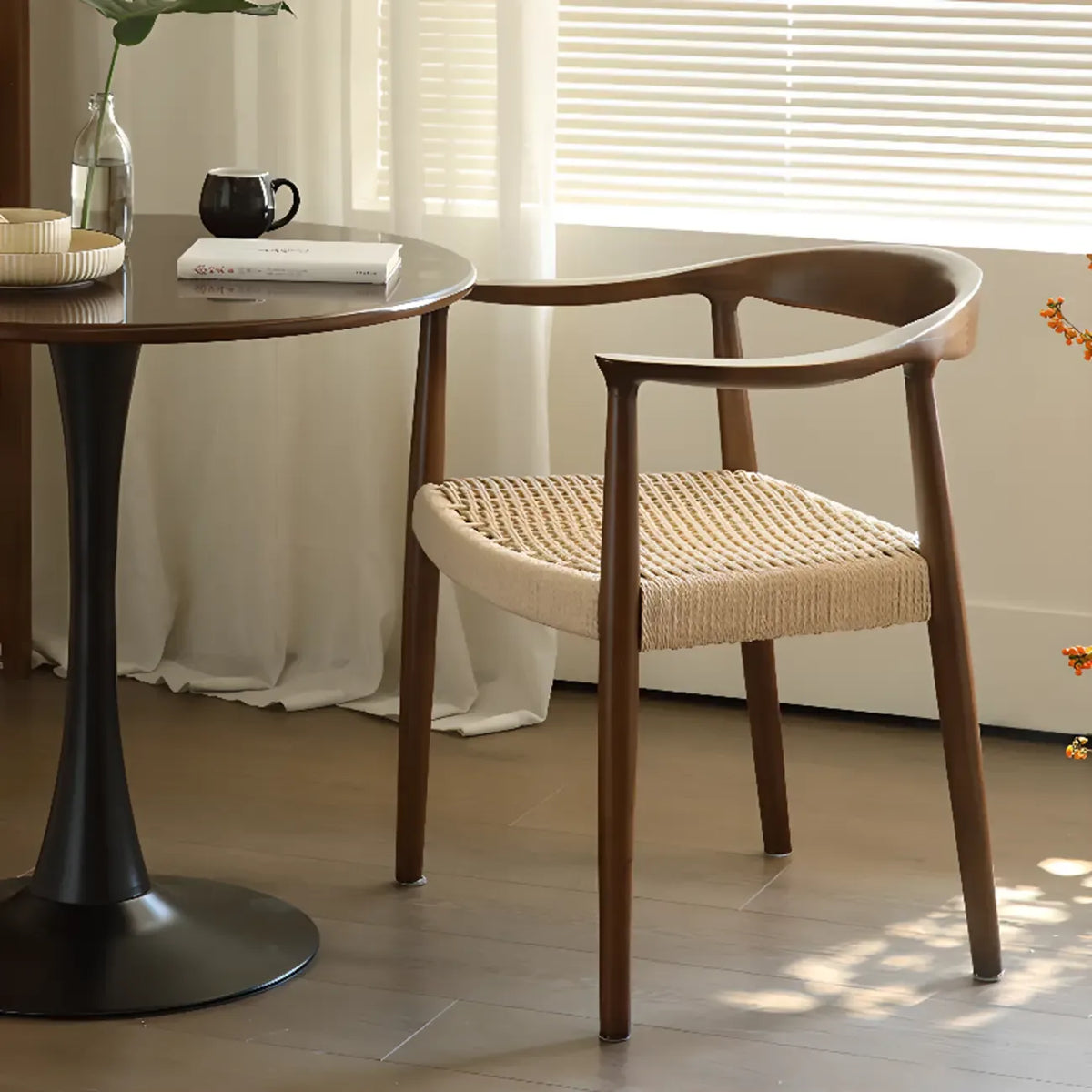 Sedia da pranzo scandinava in legno curvato con seduta intrecciata e braccioli